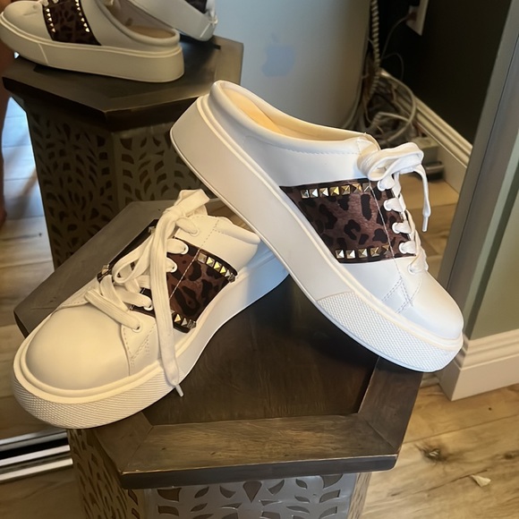 💎1 hour sale. JLO, slip on sneakers, leopard & metallic stud detail - Picture 1 of 9